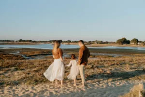 beau paysage de marais en fond avec une jolie femme devant, une maman enceinte et sa fille, pour une seance photo dans le morbihan, à locmariquer