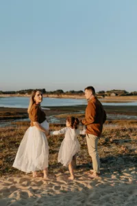 beau paysage en fond avec une jolie femme devant, une maman enceinte et sa fille, pour une seance photo dans le morbihan, à côté de vannes