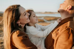moment de rire famille pour une seance photo grossesse morbihan proche de vannes