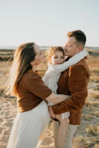 calin en famille, seance photo grossesse à vannes dans le morbihan
