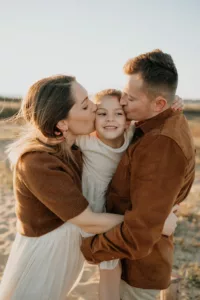 calin et bisous en famille, seance photo grossesse à vannes dans le morbihan