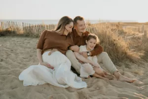 calin en famille, seance photo grossesse à vannes dans le morbihan