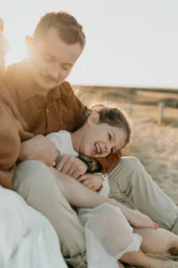moment de rire famille pour une seance photo grossesse morbihan proche de vannes coucher de soleil
