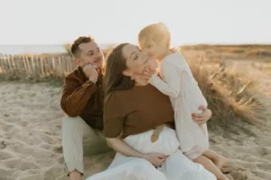 calin en famille, seance photo grossesse à vannes dans le morbihan