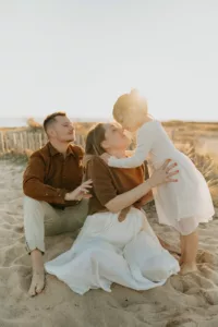 moment de rire famille pour une seance photo grossesse morbihan proche de vannes lumière dorée sur coucher de soleil