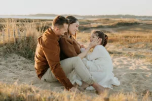 calin et bisous en famille, seance photo grossesse à vannes dans le morbihan