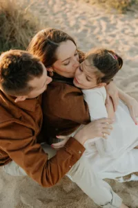 calin et bisous en famille, seance photo grossesse à vannes dans le morbihan