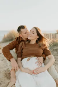 calin et bisous en famille, seance photo grossesse à vannes dans le morbihan