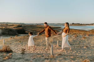 des parents s'amusent avec leur fille sur le plage de Locmariaquer photographe morbihan