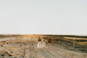 des parents s'amusent avec leur fille sur le plage de Locmariaquer photographe morbihan