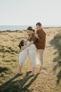 coucher de soleil femme enceinte avec enfant