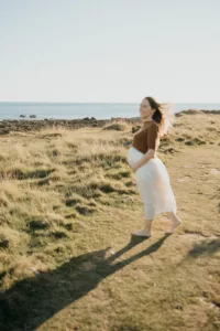 femme enceinte au bord de la plage dans le morbihan coucher du soleil