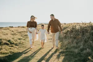 photographe morbihan seance grossesse photos en famille sur la plage Locmariquer parents enfant au coucher du soleil