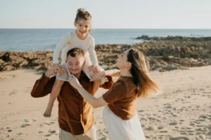 moment de rire en famille pour une seance photo grossesse morbihan proche de vannes