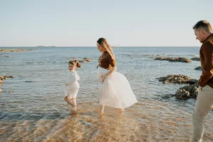 seance photo les pieds dans leau en famille maman enceinte dans le morbihan