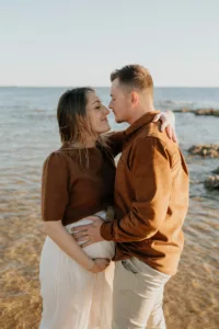 photos de couple avec femme enceinte sur la plage du morbihan