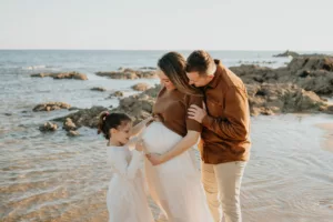 seance en famille sur la plage de Locmariaquer avec femme enceinte