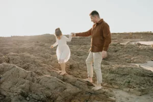 un papa et sa fille, sur la plage de locmariaquer dans le morbihan pour une seance photo en famille