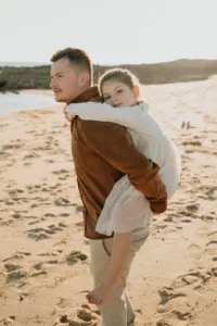 un papa et sa fille, sur la plage de locmariaquer dans le morbihan pour une seance photo en famille