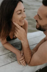 seance-couple-photo-dans-leau-ocean-surf-ulrike-photographe-quiberon
