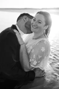 seance couple dans l'eau après leur mariage