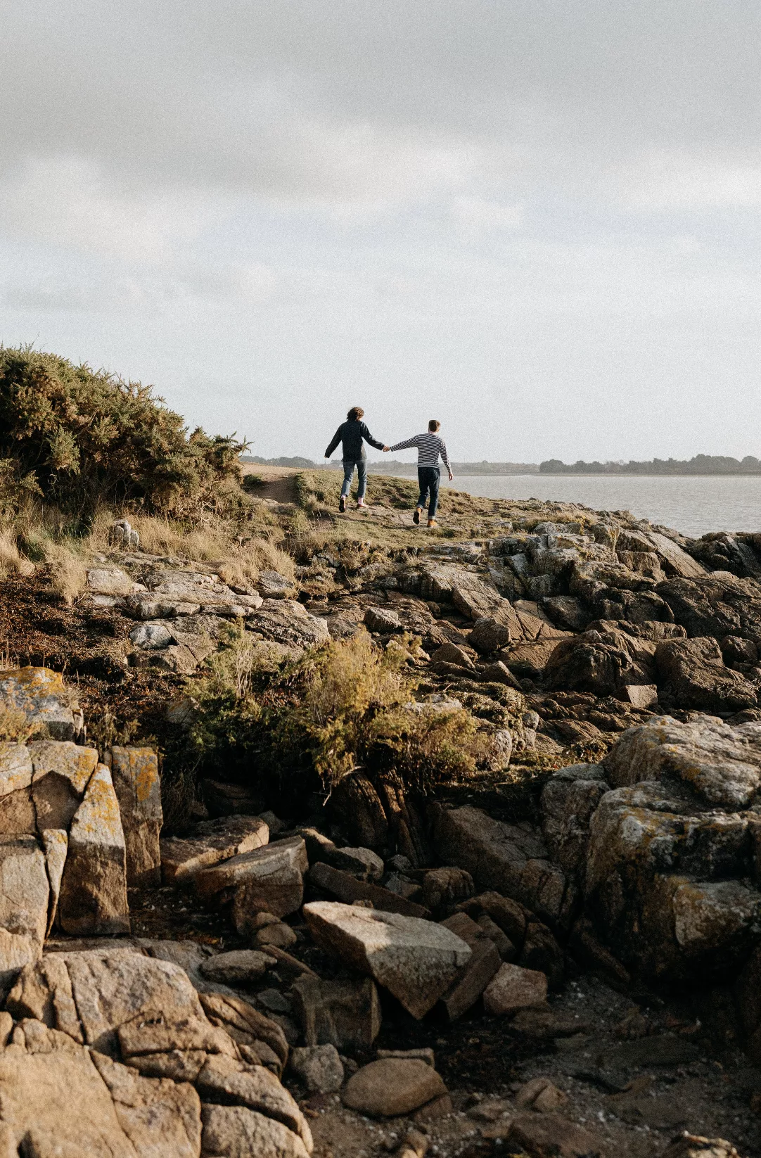seance-photo-couple-morbihan-saint-armel-au-bord-de-leau-ulrike-photographe-vannes
