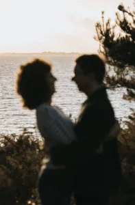 seance-photo-couple-morbihan-saint-armel-au-bord-de-leau-ulrike-photographe-vannes