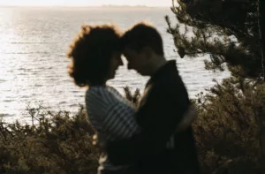 seance-photo-couple-morbihan-saint-armel-au-bord-de-leau-ulrike-photographe-vannes