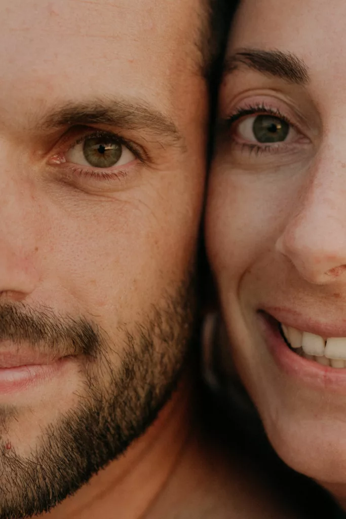 Couple complice regardant la caméra dans l'eau