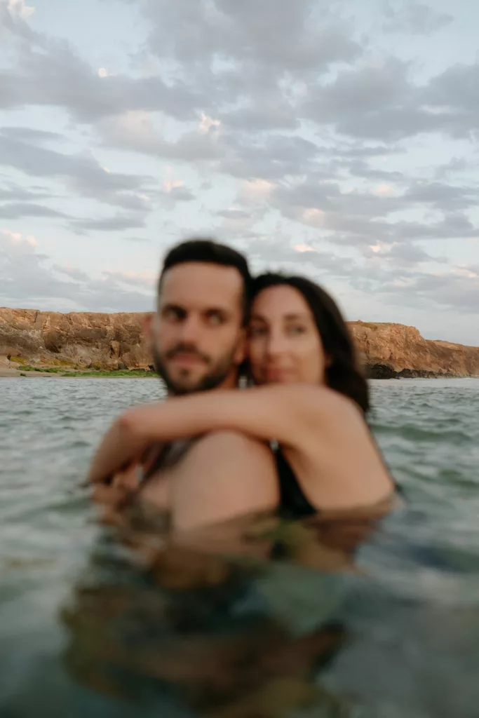 Portrait de couple sous la lumière du soir Quiberon