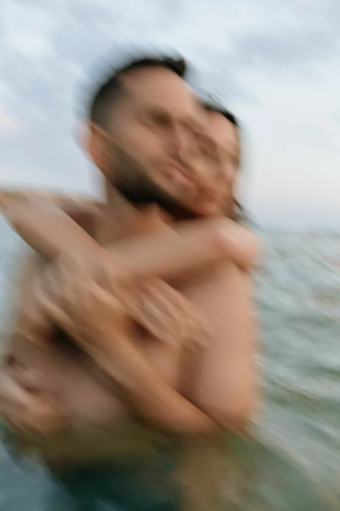 Portrait de couple sous la lumière du soir Quiberon