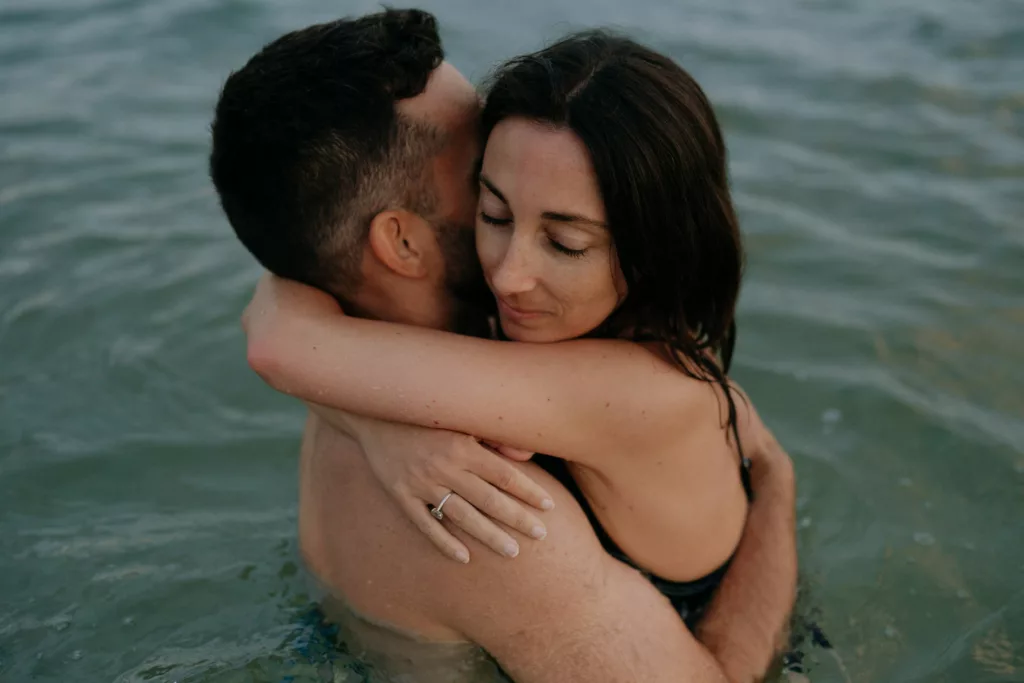 Étreinte du couple face au soleil couchant Port Blanc