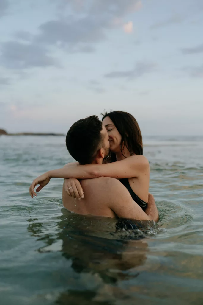 Couple qui s'embrasse en bord de mer plage de Quiberon