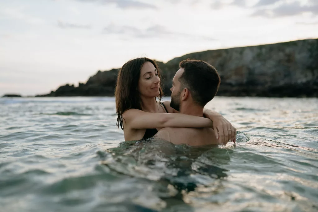 Couple entrelacé dans l'eau séance photo Port Blanc Quiberon