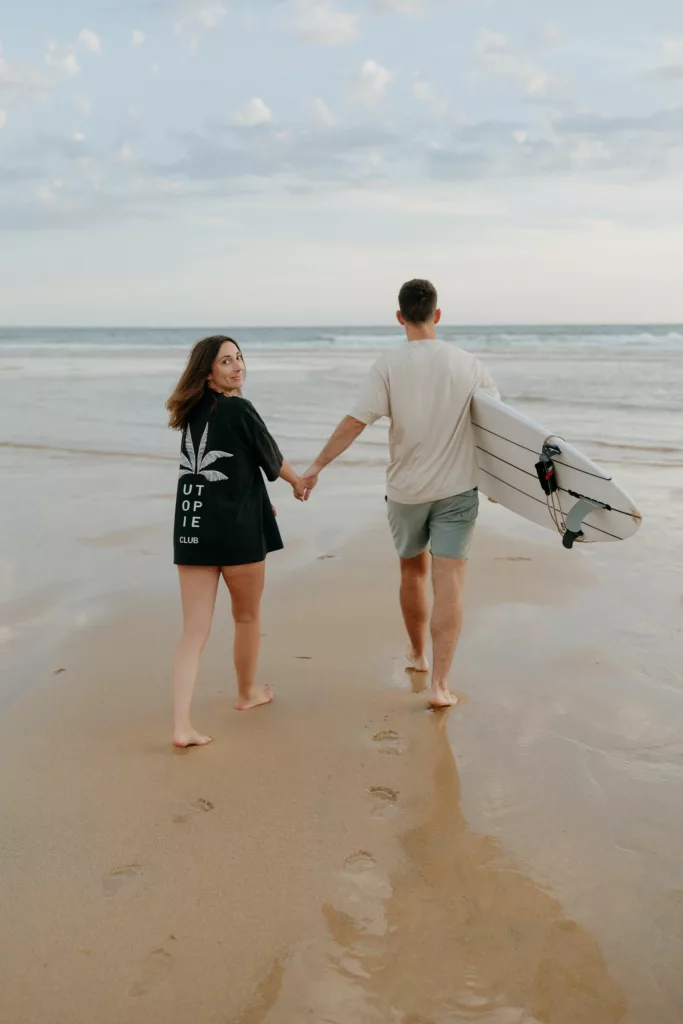Couple entrant dans l'eau lors d'une séance photo à Quiberon