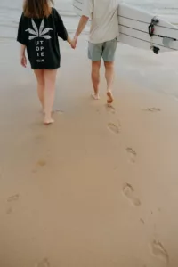Couple pieds dans le sable mouillé Port Blanc Quiberon