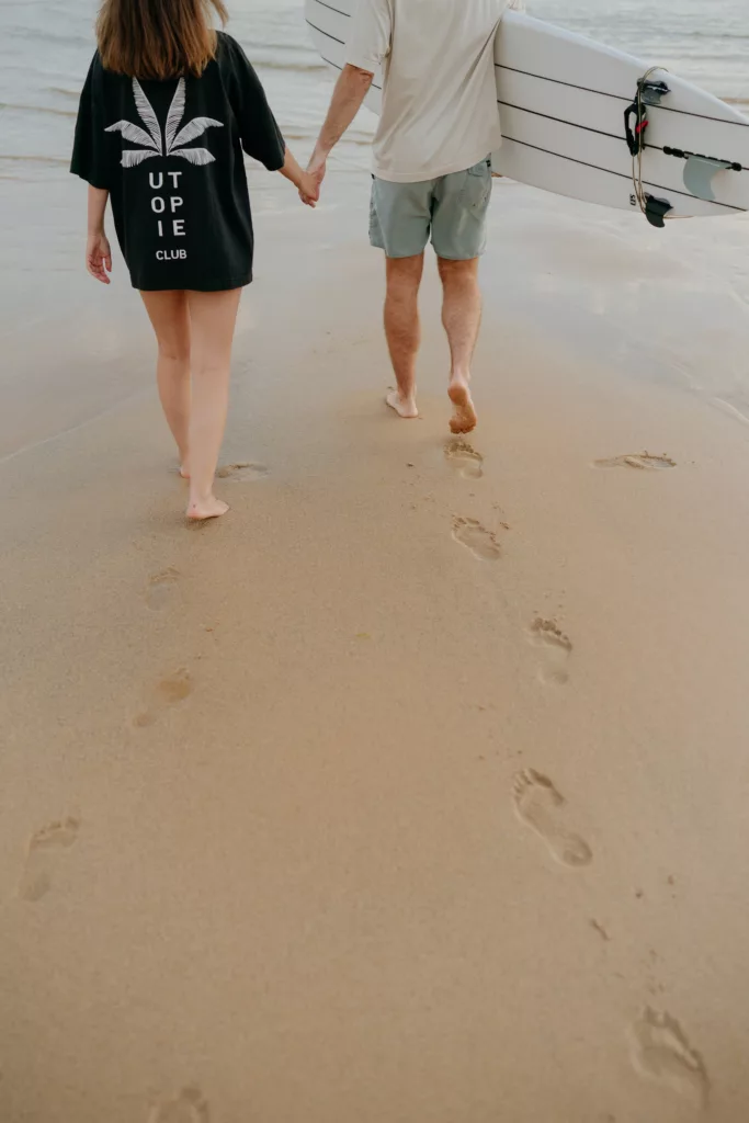 Couple pieds dans le sable mouillé Port Blanc Quiberon