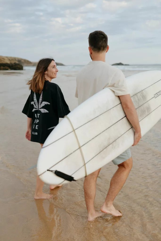 Portrait de couple ambiance décontractée séance maillot de bain surf