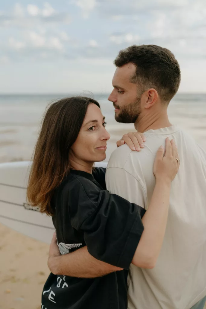 Photographe couple Morbihan séance fiançailles bord de mer
