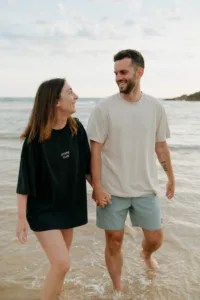 Portrait de couple sous une lumière rasante Quiberon