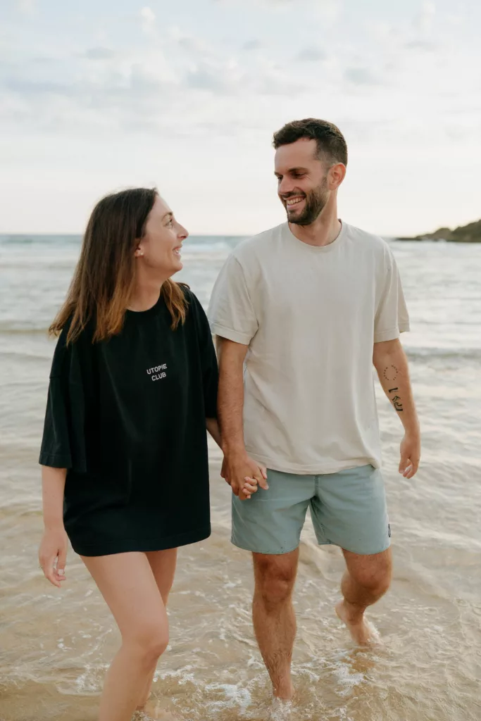 Portrait de couple sous une lumière rasante Quiberon