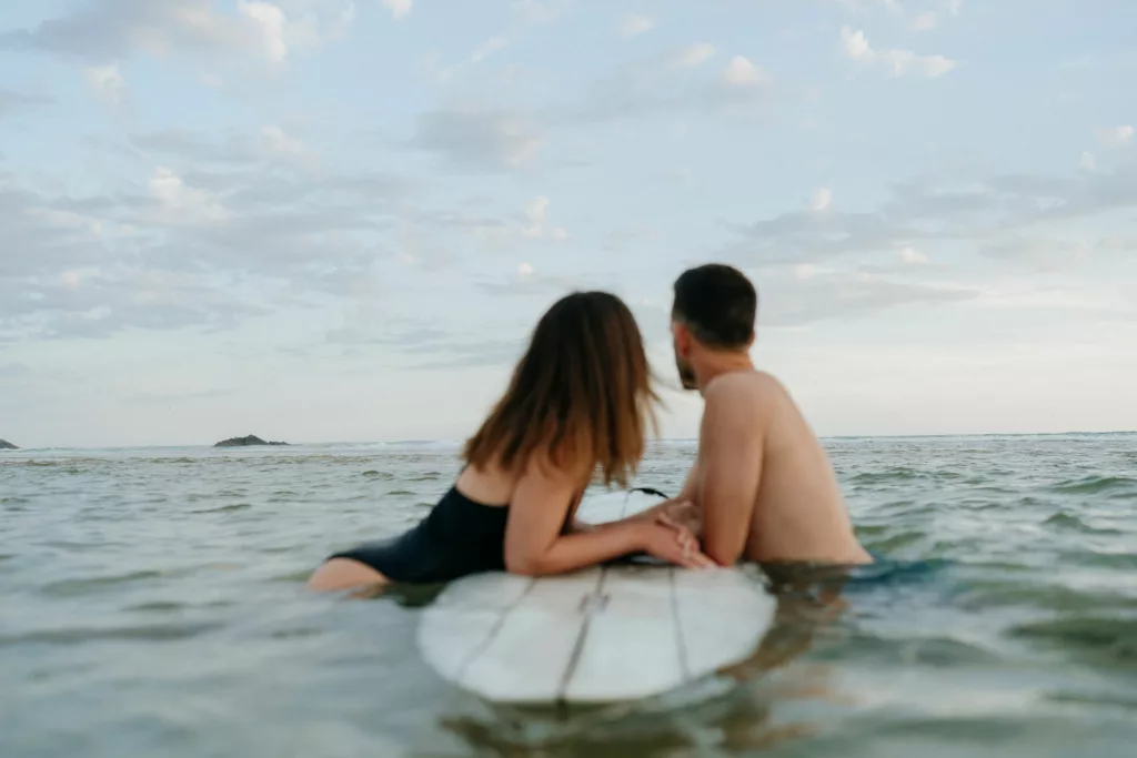 Couple face à face dans l'eau séance maillot de bain