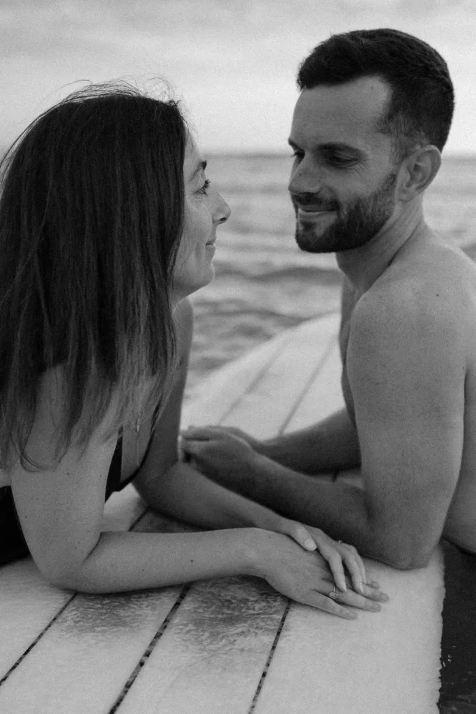 Gros plan des visages souriants et mouillés du couple