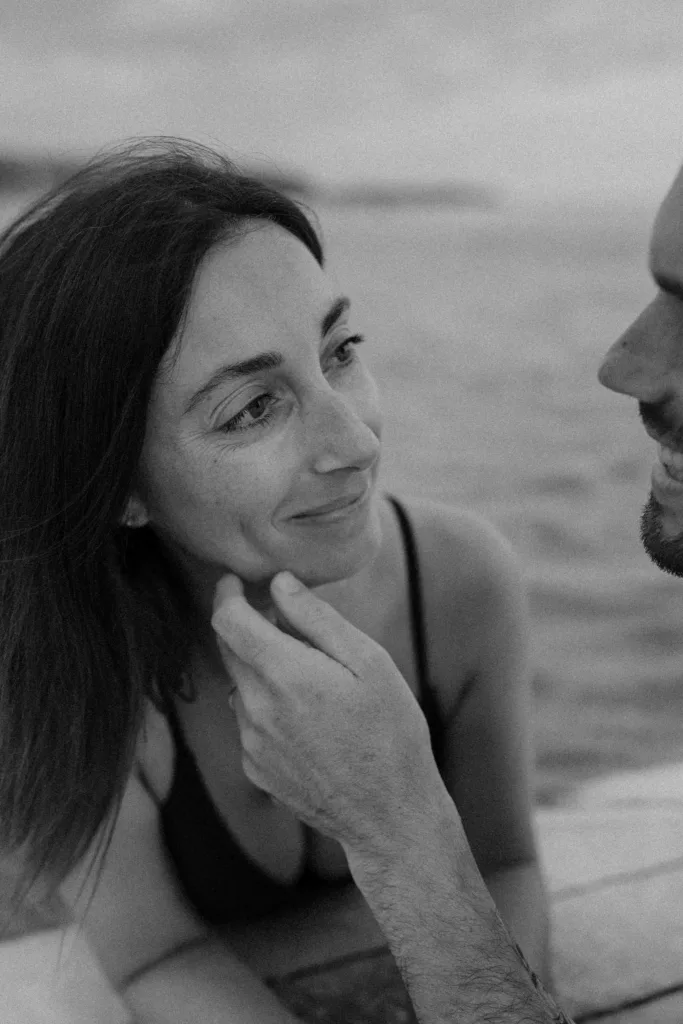 Regard complice du couple entre deux vagues à Port Blanc