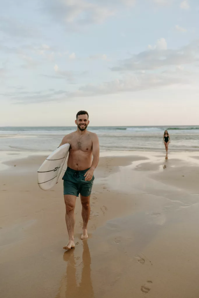 surfeur qui sort de l'eau seance couple quiberon