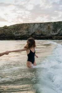 Vague se brisant autour du couple séance photo Quiberon