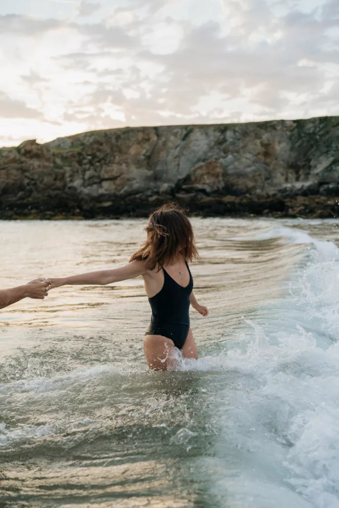 Vague se brisant autour du couple séance photo Quiberon
