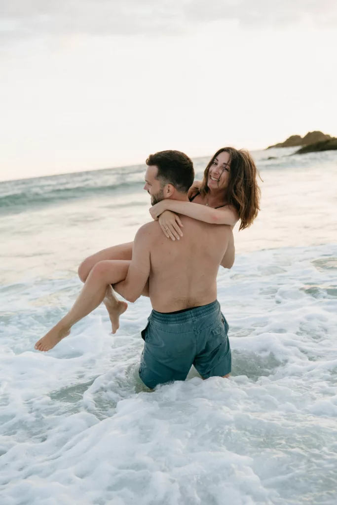 Éclaboussures et rires complices du couple dans l'eau