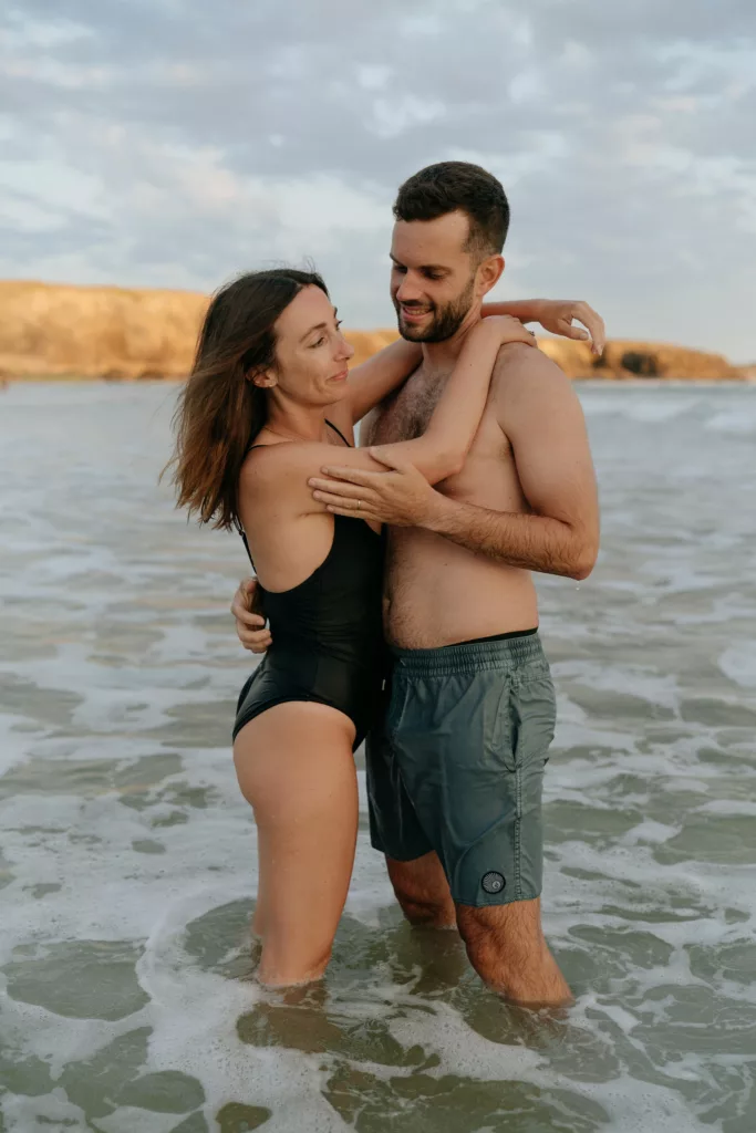 Couple romantique en bord de mer plage de Quiberon