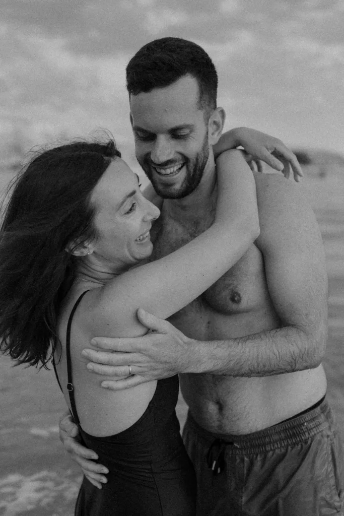 Portrait de couple cheveux au vent séance été Morbihan